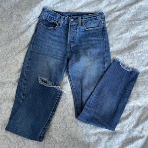 EUC Levi’s 501 Skinny with raw hem, Sz25